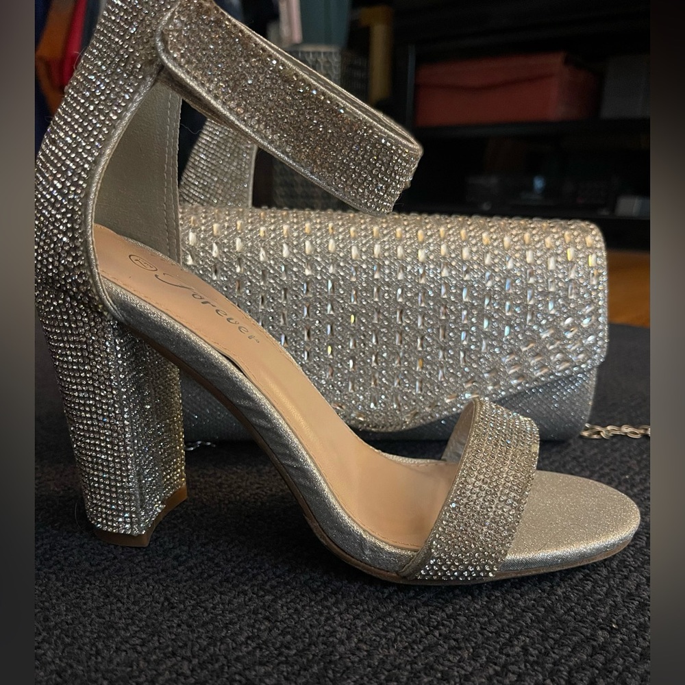 New Bundle of gorgeous Silver heels and matching purse two for the price of one